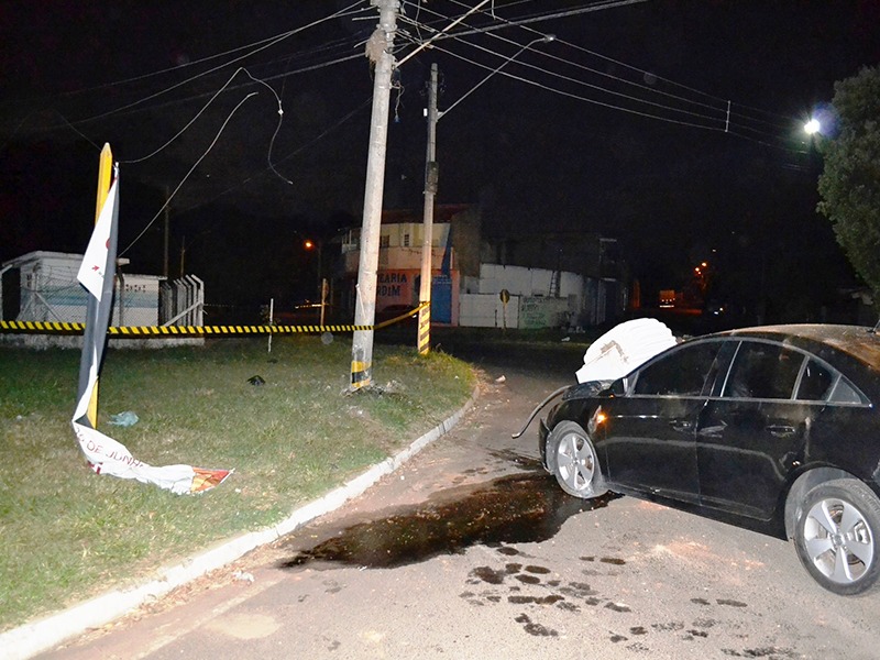 Foto 3 de 8 — Carro acerta poste e transformador despenca em cima do veículo; veja as fotos